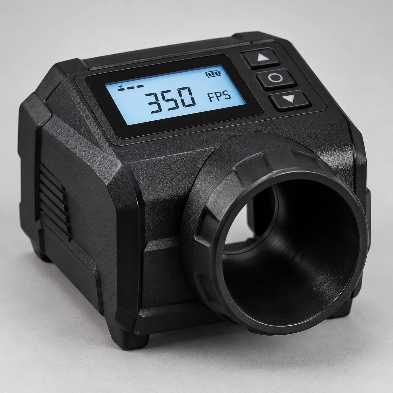 Cronógrafo de airsoft com visor marcando 350 FPS e abertura de medição para a BB.